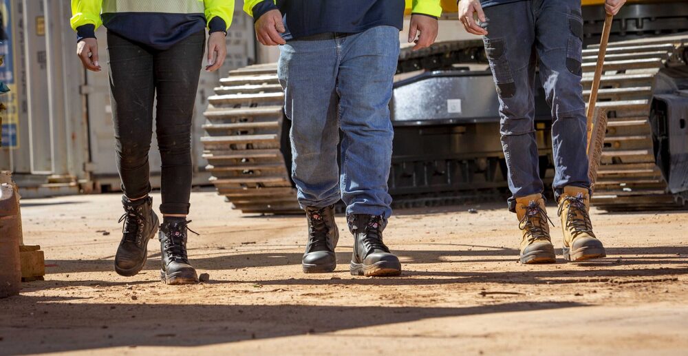 Rekomendasi Sepatu Safety Pekerja Konstruksi Berbagai Jenis