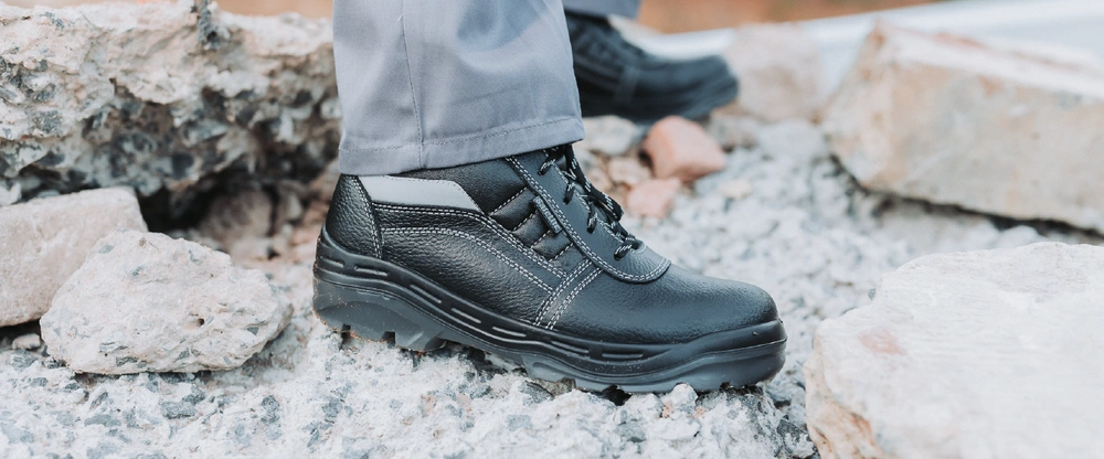 Rekomendasi Sepatu Safety Untuk Area Tambang, Pasti Aman